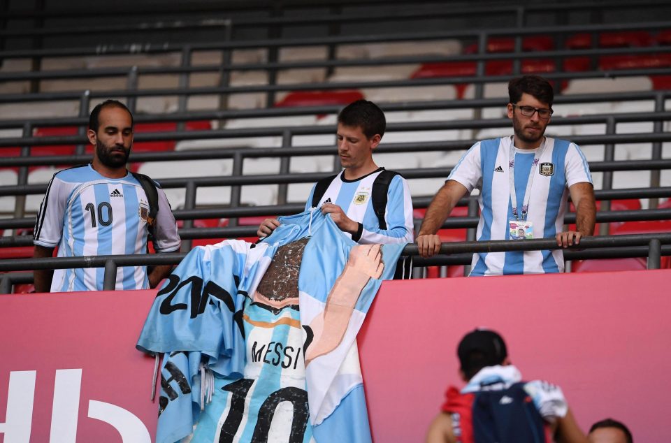 Fan buồn bã kéo áo của Messi để ra về.