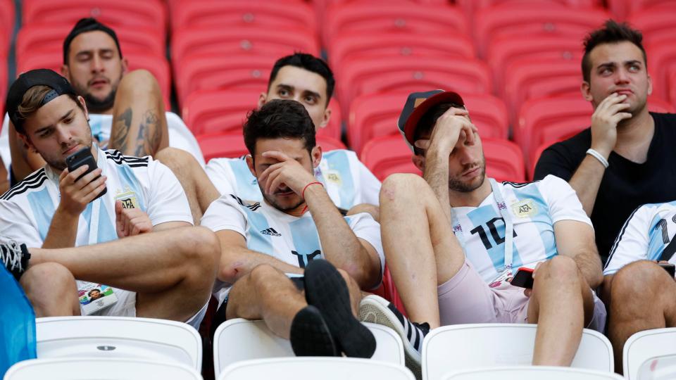 Dù khán đài đã về hết, các CĐV Argentina vẫn không buồn đứng dậy và tỏ ra mệt mỏi,...