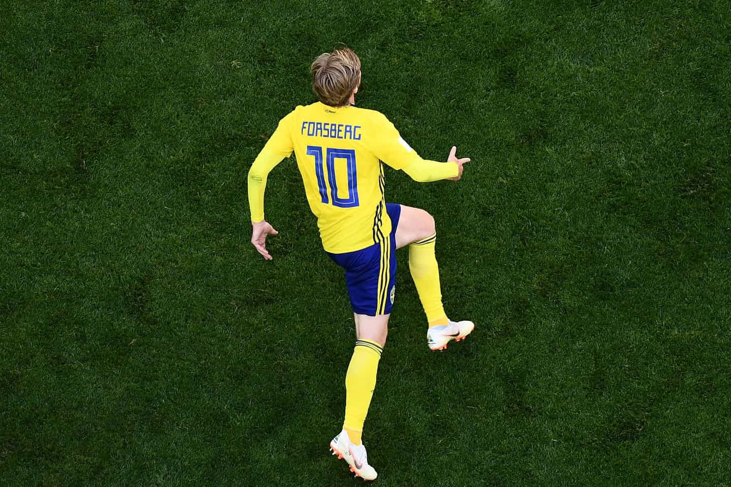 Tiền vệ của Thụy Điển, Emil Forsberg ăn mừng sau khi ghi bàn thắng duy nhất để đưa Thụy Điển tiến đến trận tứ kết gặp Anh.