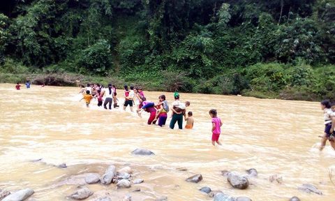 Rồi cũng có những khai giảng mà tưởng chừng không có ở xã hội hiện đại, như học sinh vượt lũ, cô giáo cõng các em băng qua sông đến trường. Nhưng sau tất cả, niềm hân hoan được đến trường của các em học sinh vẫn là trên hết. Ảnh: Congan.