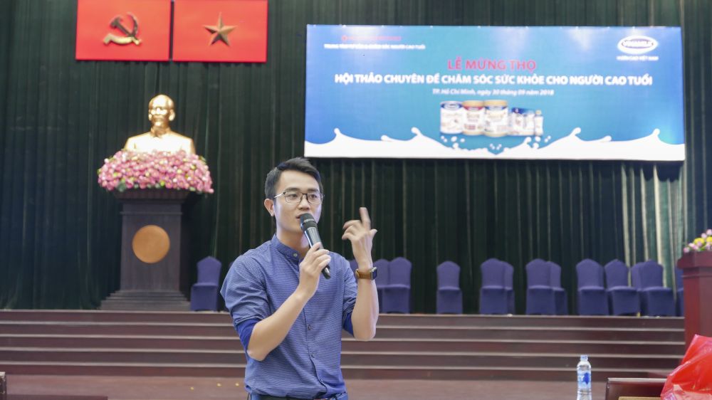Ông Nguyễn Hữu Tuấn - Trưởng ban nhãn hiệu Sữa bột phát biểu tại buổi lễ