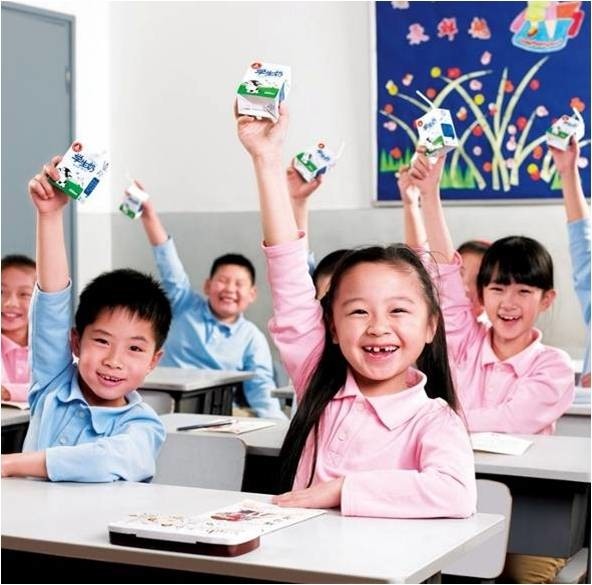 Hình ảnh học sinh tại Trung Quốc uống sữa trong trường học (nguồn: internet)