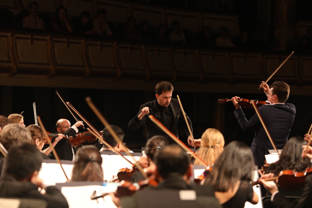 Nghệ sĩ độc tấu violin người Nga Sergei Dogadin có màn trình diễn xuất thần trên sân khấu nhà hát Lớn Hà Nội cùng Dàn nhạc giao hưởng Mặt Trời tối 26.10p/(9)