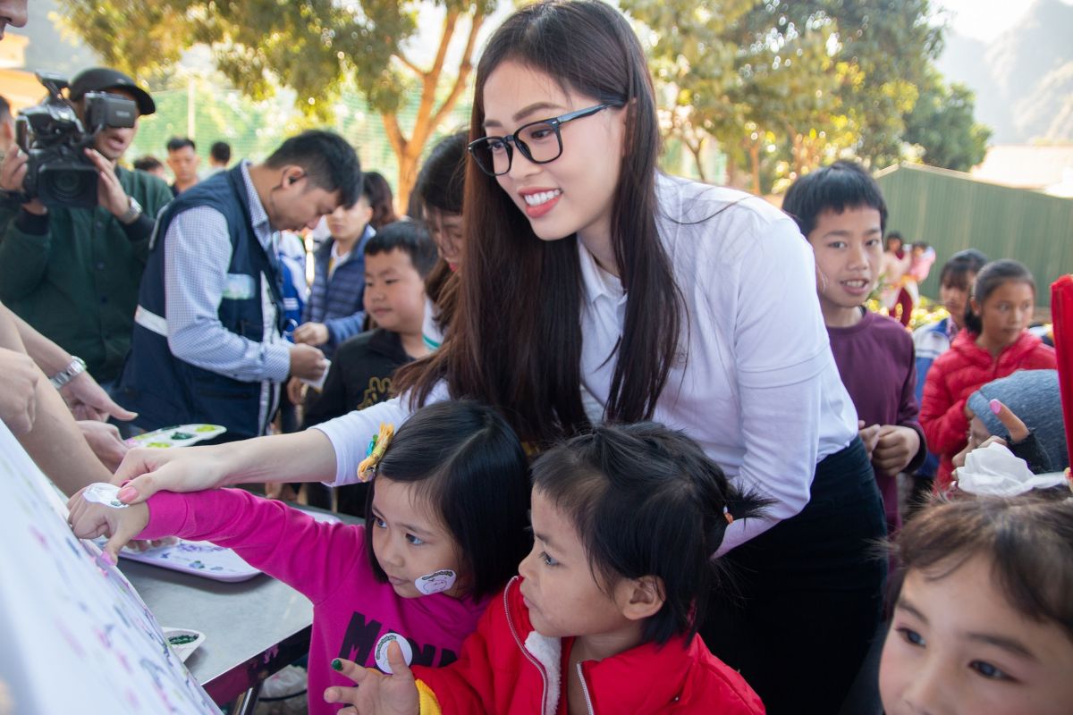 Á hậu Việt Nam 2018 Phương Nga đồng hành cùng chương trình trao quà cho các em nhỏ “lá chưa lành”