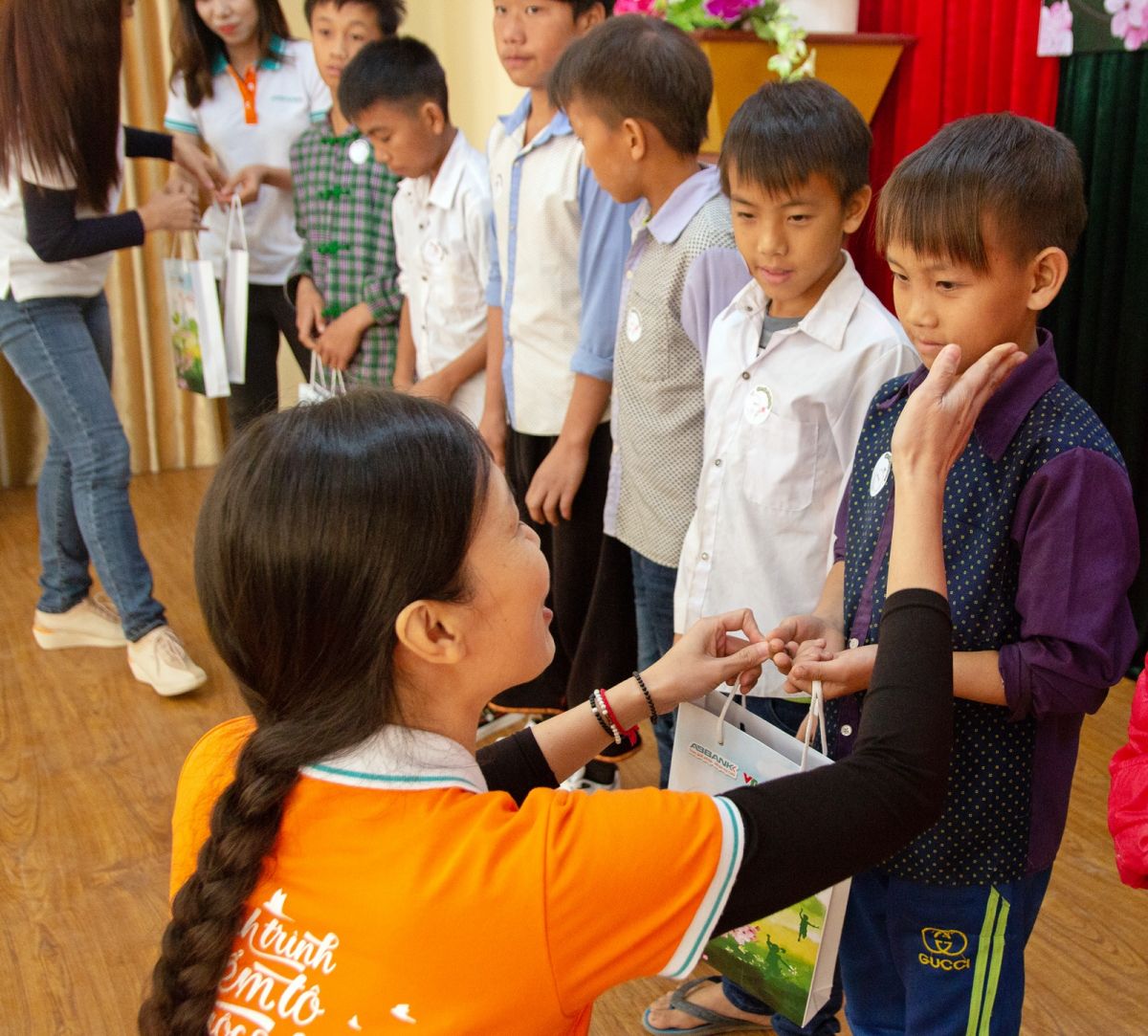Bà Phạm Thị Hiền – P.TGĐ ABBANK tặng quà cho các em nhỏ