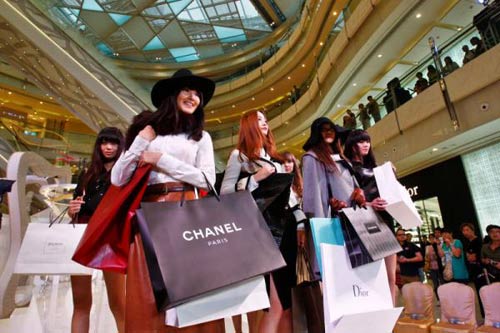 Du lịch nước ngoài để sắm hàng hiệu cũng là mốt mới của người Việt
