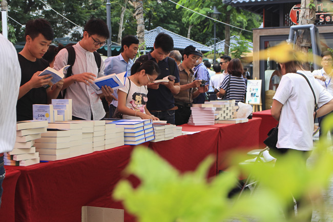 Chùm ảnh: Bạn đọc thích thú khám phá Ngày sách Israel tại Hà Nội
