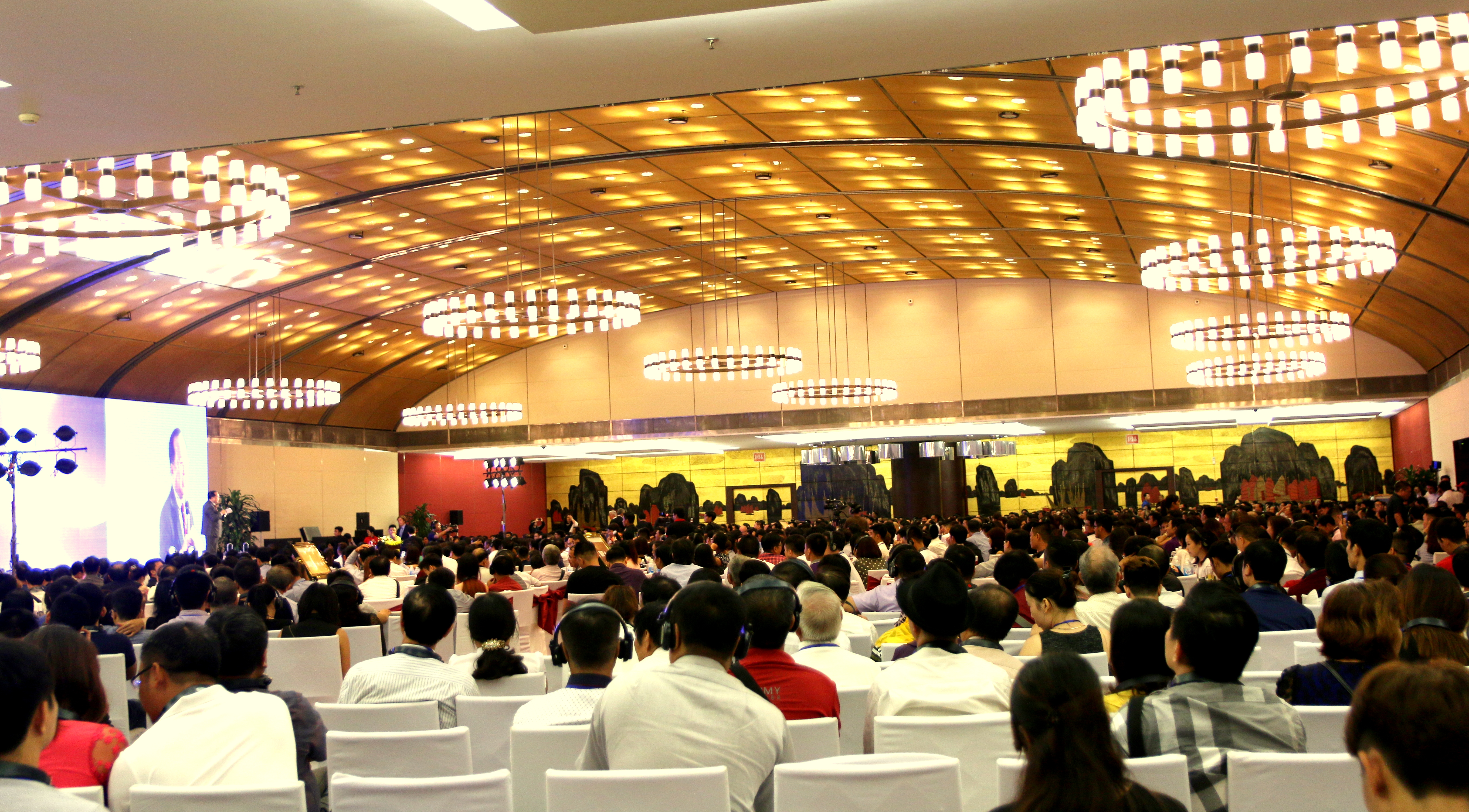 Buổi hội thảo Tiền điện tử và chuỗi khối Blockchain 2017 lần đầu được tổ chức ở Việt Nam với rất đông người tham dự