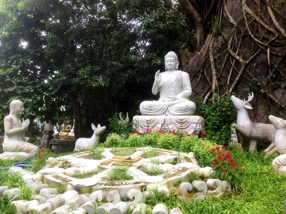 Tượng phật thích ca ở chùa Linh Ứng.