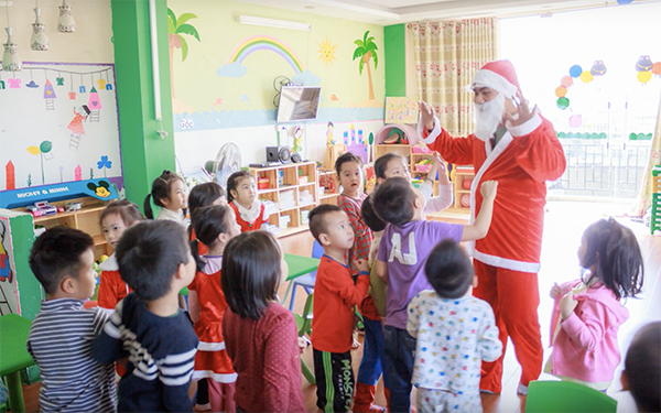 Ông già Noel phát quà dịp Giáng sinh là một công việc vô cùng ý nghĩa, các em nhỏ.