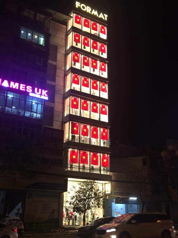 Một shop thời trang lớn ở Hà Nội trang trí cờ đỏ sao vàng thu hút ánh nhìn của người đi đường.