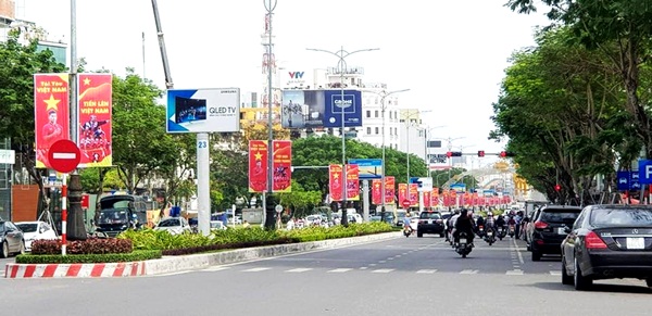 Con đường Nguyễn Chí Thanh được đặt các tấm pano cổ động đỏ rực cả góc trời.Con đường Nguyễn Chí Thanh được đặt các tấm pano cổ động đỏ rực cả góc trời.