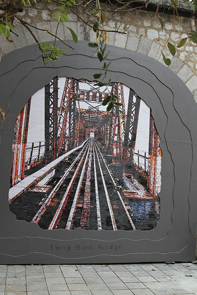 Cầu Long Biên, chứng nhân lịch sử cũng được tái hiện trong không gian nghệ thuật này.