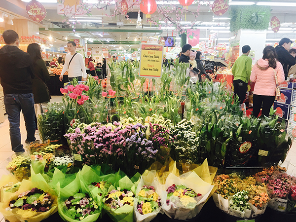 Nhiều điểm còn bán thêm hoa Tết tại cửa ra vào, trung tâm siêu thị với xuất xứ, giá cả rõ ràng.