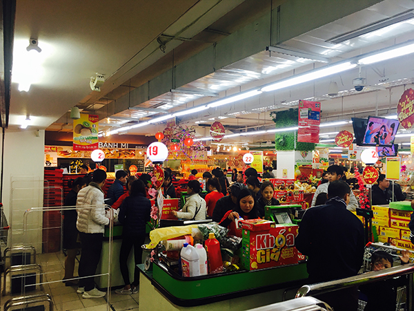 Người dân xếp hàng chờ đợi thanh toán hàng hoá tại siêu thị Big C.