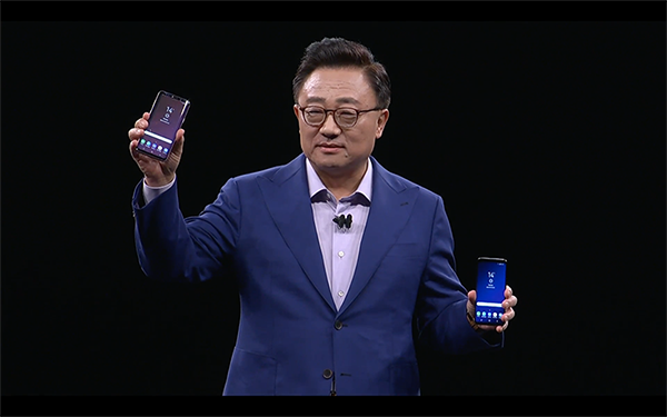 DJ Kod , CEO của Samsung Mobile giới thiệu cặp đôi Galaxy S9 và S9 Plus tới cộng đồng công nghệ thế giới. (Ảnh: Samsung live)