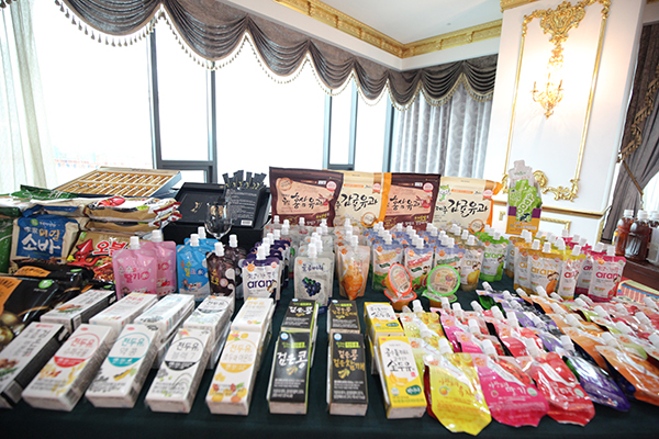 Nhiều sản phẩm có thương hiệu như hanmi, sữa, thực phẩm chức năng, thực phẩm làm đẹp được nhập khẩu từ Hàn Quốc.