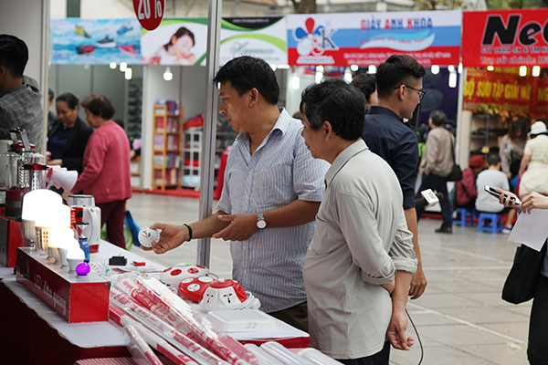 Tại đây còn có sự gặp gỡ, hợp tác kinh doanh của nhiều chủ của tiểu thương với các thương hiệu lớn.