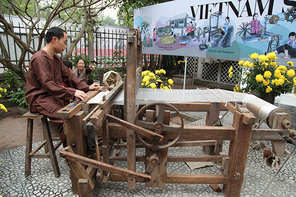 Khung cửi và máy dệt dùng thoi gỗ là của người dân làng lụa Nha Xá, được đóng theo mẫu máy dệt từ năm 1940, hoàn toàn thủ công. Lụa sẽ được những người nghệ nhân dệt lua tại đây sử dụng từ những sợi ngang, dọc mảnh đều.