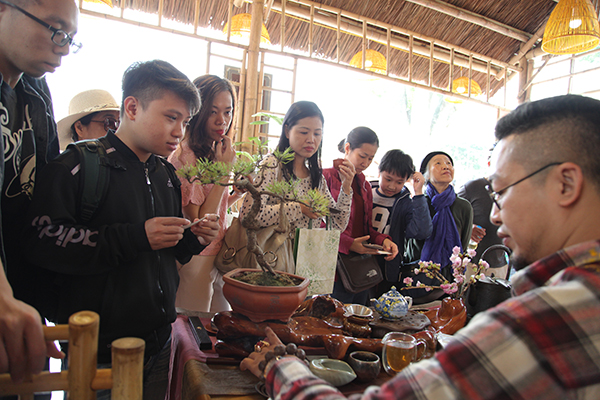 Trà quán nhận được đông đảo sự chú ý của thực khách.