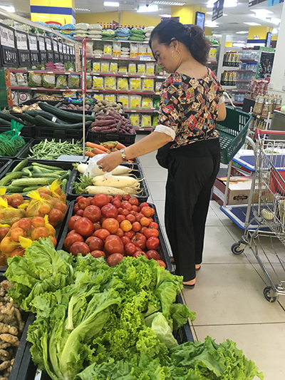Người phụ nữ này đang chủ động loại bỏ những chiếc túi ni lông được bọc sẵn khi mua hàng tại một siêu thị tại Hà Nội.