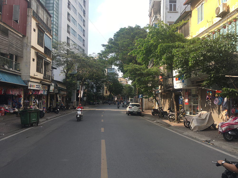 Con phố Hoa Lưu rộn ràng thường ngày nay chỉ có một vài chiếc xe qua lại.