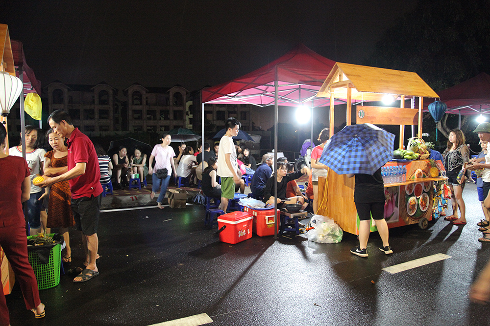 Mặc kệ trời mưa, ta vẫn cứ tản bộ, thưởng thức chút đồ uống tại phố đi bộ Trịnh Công Sơn.