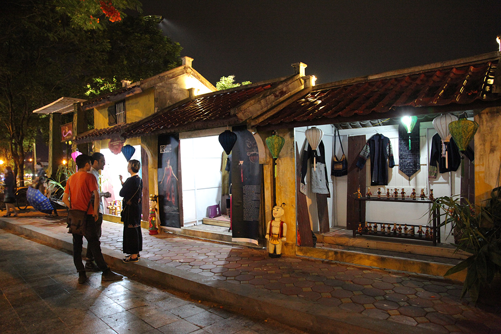 Các gian hàng trang phục cổ truyền được phục dựng ngay trong không gian phố đi bộ.