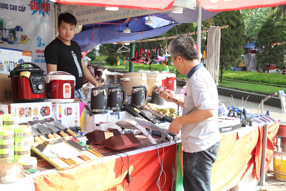 Hội chợ còn bày bán các thiết bị điện gia dụng và chống nóng trong ngày hè oi ả.