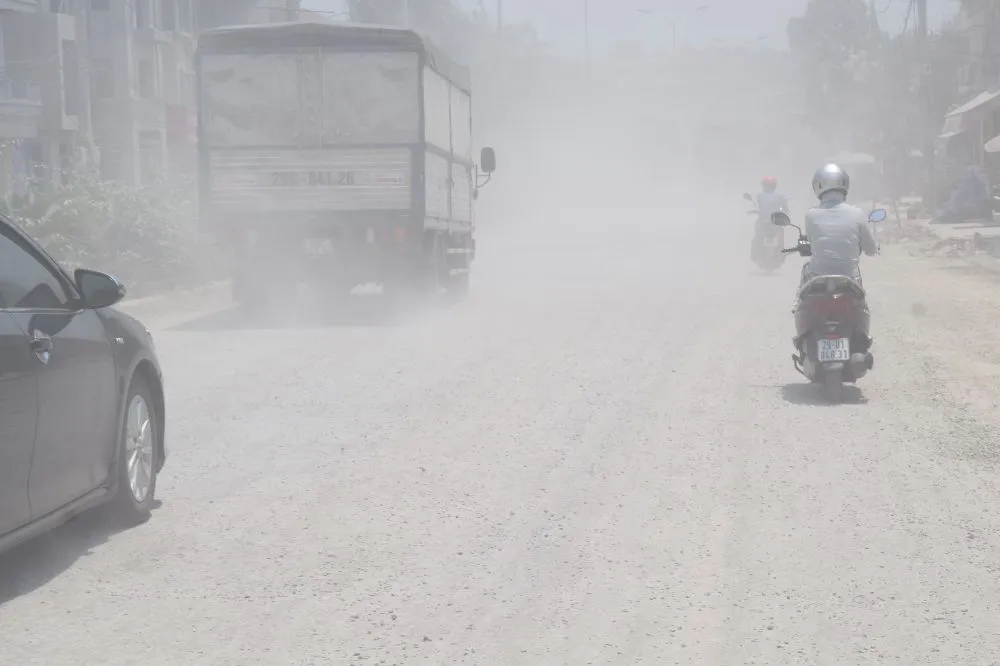 Người tham gia giao thông phải hứng chịu khói bụi ô nhiễm, gây mất an toàn giao thông