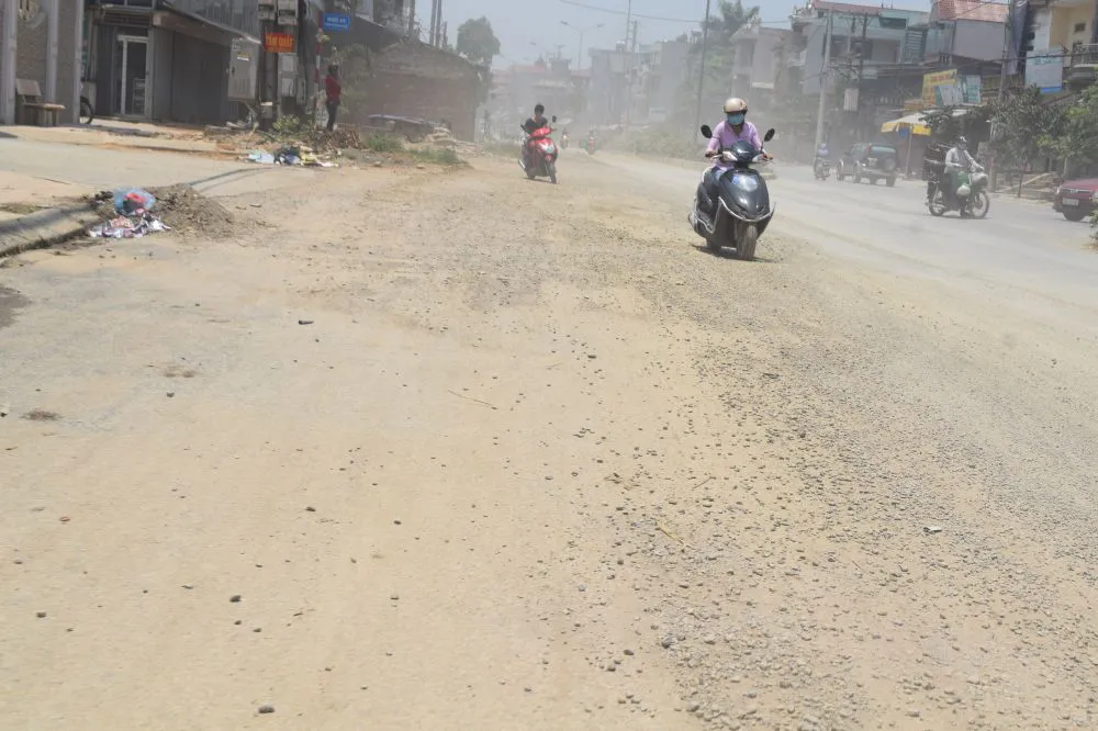 cát sỏi vương vãi ngay đường cũng khiến người tham gia giao thông dễ bị mất tay lái