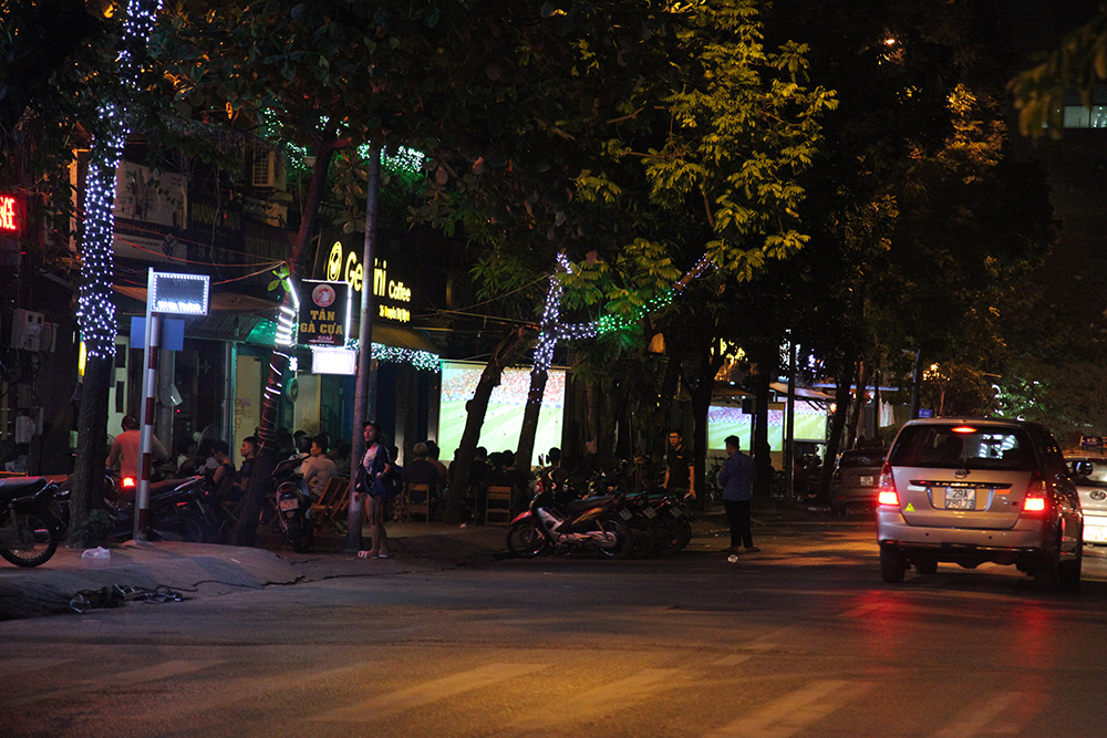 Màn chiếu được dựng san sát nhau trên con phố Nguyễn Thị Định.
