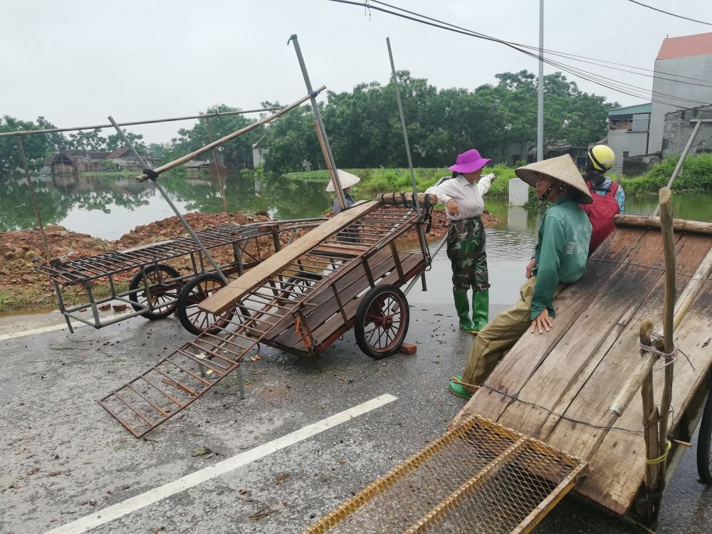 Người dân mang xe ra khu vực ngập để làm dịch vụ.