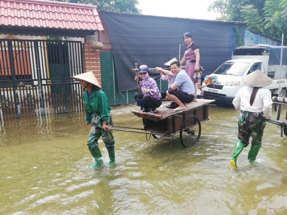 Người dân vui vẻ tham gia giao thông 