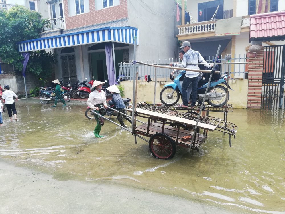 Đã hơn 1 tuần người dân tại xã Hoàng Văn Thụ phải di chuyển bằng những chiếc xe kéo.