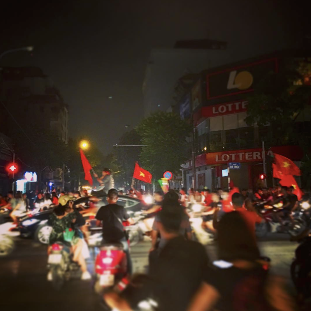 Sau trận đấu, Những lá cờ đỏ tung bay khắp các con phố ở trung tâm Hà Nội