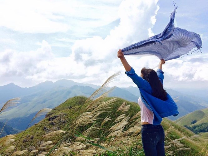 Đi trên “sống lưng khủng long” ngập tràn cỏ lau, bạn sẽ được phóng tầm mắt ngắm nhìn cảnh sắc thiên nhiên tuyệt diệu và cảm nhận mình thật nhỏ bé giữa đất trời bao la. Ảnh: Triệu Tú Trinh.