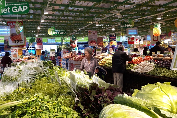 Quầy hàng thực phẩm, rau sạch thu hút rất đông khách hàng (ảnh N.Hạnh)