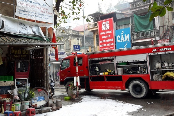 Lực lượng PCCC phải huy động tới 4 xe bồn lớn mới đủ nước khống chế đám cháy (Ảnh: Nguyễn Hạnh)