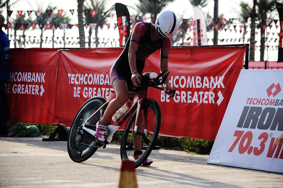 Sau đường bơi tại bãi biển Hyatt Regency, các vận động viên tham gia đua xe đạp cự ly 90 km (Ảnh:Techcombank Ironman 70.3 Vietnam)