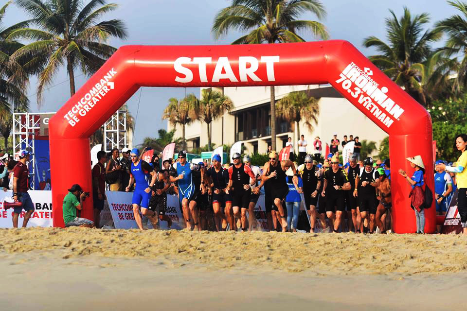 Thử thách tại Ironman 70.3 bắt đầu bằng đường bơip/1.9 km tại bãi biển Hyatt Regency (Ảnh: 