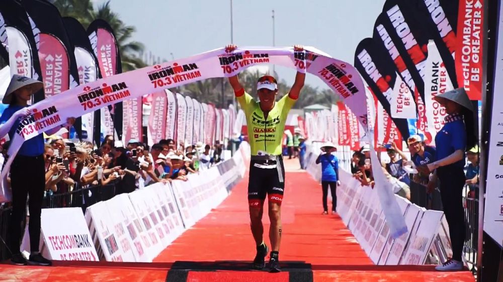 Vận động viên đầu tiên cán đích đường chạy tại Ironman Việt Nam 2018 (Ảnh:Techcombank Ironman 70.3 Vietnam)
