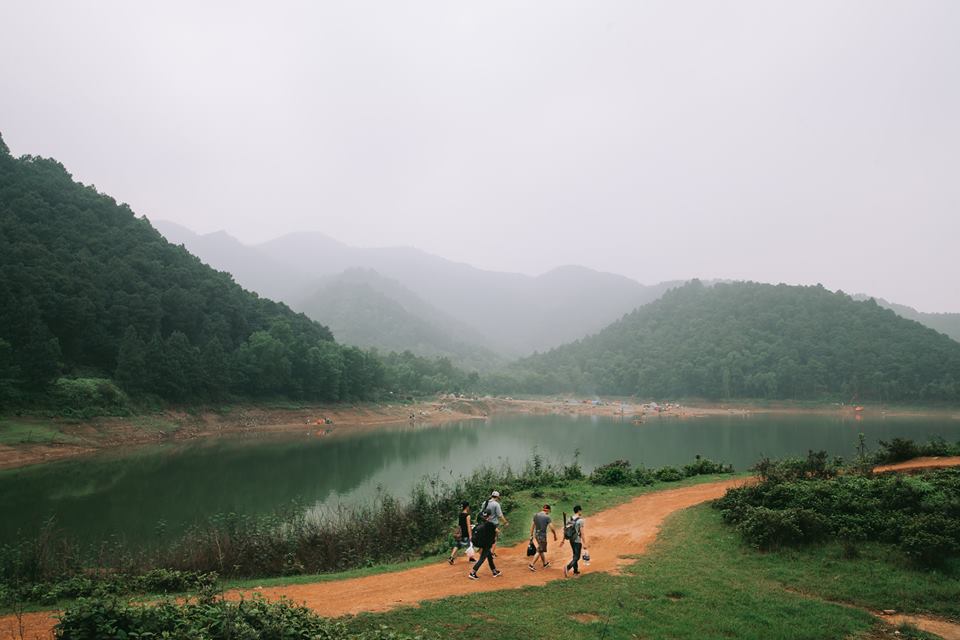 Dưới chân núi Hàm Lợn là hồ núi Bàu rất thích hợp để các gia đình đi cắm trại ngắm cảnh. Ảnh Quang Tú