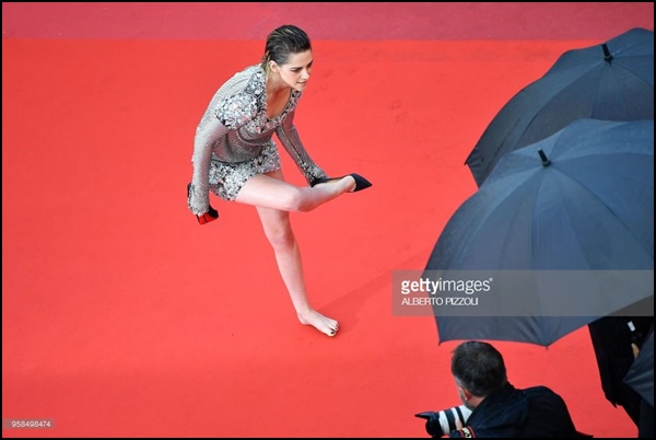 Nữ minh tinh Kristen Stewart gây xôn xao thảm đỏ với màn cởi giày, đi chân trần.