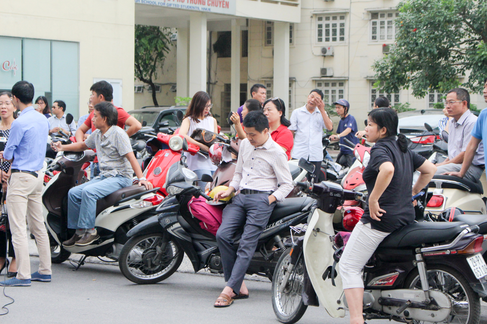 Nhiều bậc phụ huynh không ngại nghỉ làm ngày đầu tuần ngồi chờ đợi con thi xong.