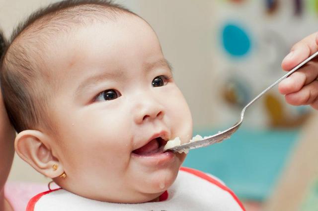 Cha mẹ cần chọn đúng thời điểm và lên chế độ dinh dưỡng phù hợp cho trẻ sau cai sữa (Ảnh minh họa)