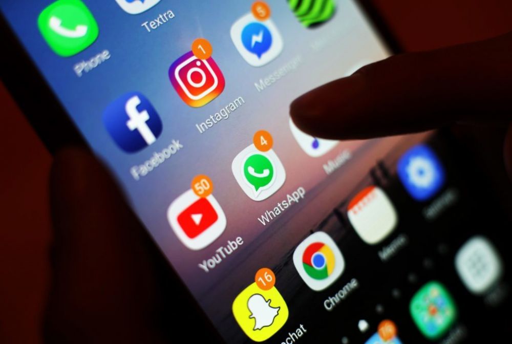 Tại Uganda người dân phải trả khoảng 0,05 USD mỗi ngày để truy cập mạng xã hội như Facebook, WhatsApp...