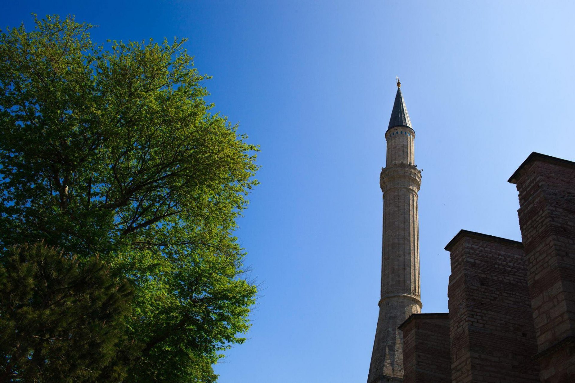 Một trong những ngọn tháp được thêm vào so với nguyên tác ban đầu của Nhà thờ Hagia Sophia, Istanbul. Nhà thờ này được xây dựng từ năm 532 đến năm 537 theo lệnh của Hoàng đế Byzantine Justinian và đã là Nhà thờ Trí tuệ Thánh thiêng thứ 3 được xây dựng tại địa điểm này (hai nhà thờ trước đã bị phá hủy bởi quân phiến loạn. Sau đó, đến thế kỉ thứ 15 trở thành thánh đường Hồi giáo và được Chính phủ Cộng hòa Thổ Nhĩ Kỳ chuyển thành Viện Bảo tàng Quốc gia vào năm 1935.