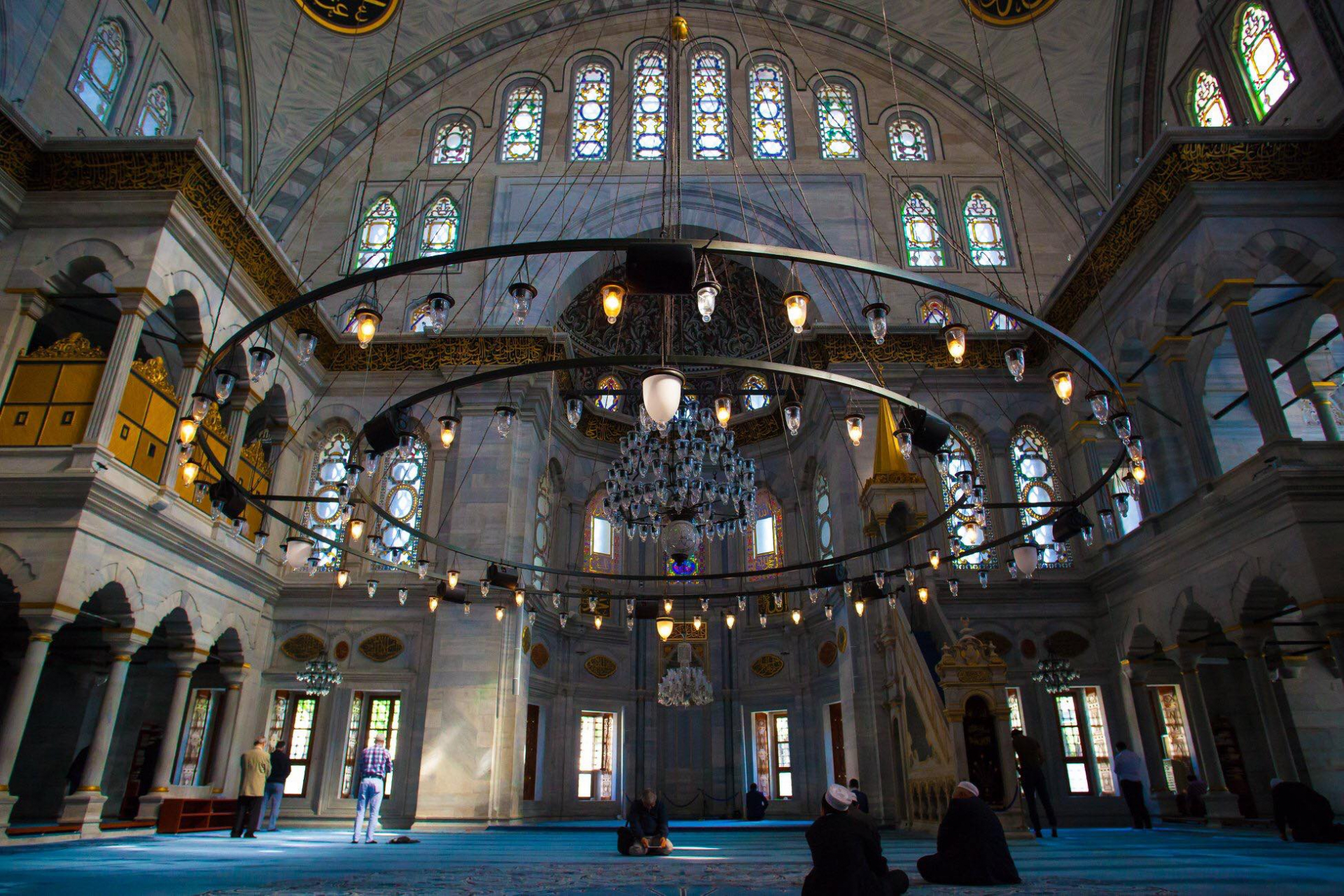 Bên trong Nhà thờ Hồi giáo Nuruosmaniye, Istanbul - một trong những ví dụ cụ thể nhất của kiến trúc Ottoman Baroque.