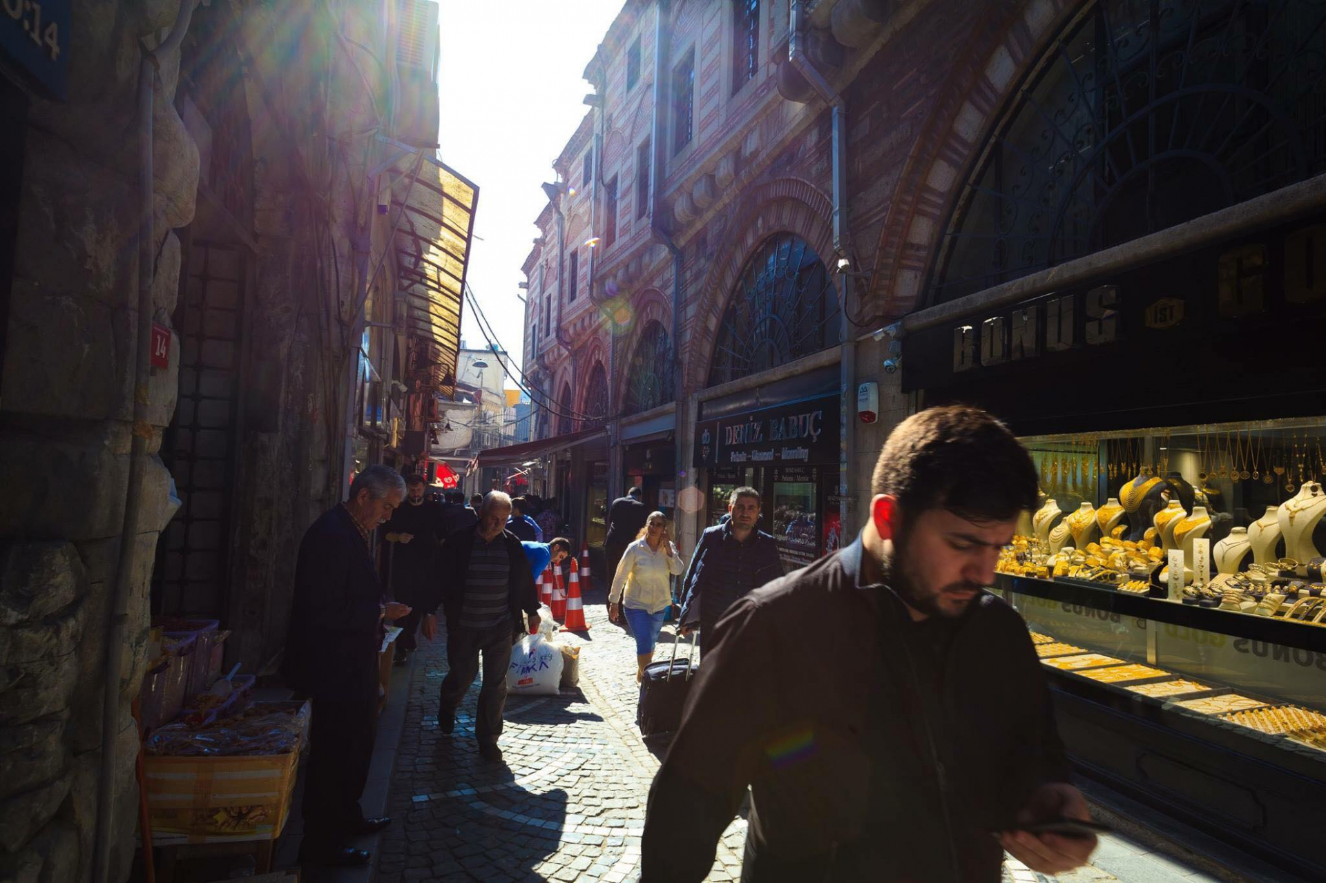 Một con ngõ nhỏ cạnh chợ cổ Grand Bazaar - Istanbul.